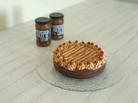 Bizcocho de Chocolate Montado con nata de dulce de leche.